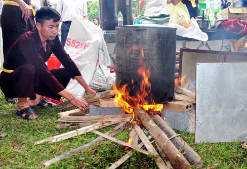 Lửa được đốt lên trong sự hồi hộp chờ đợi của nghệ nhân để có sản phẩm hoàn thiện ở công đoạn cuối cùng.
