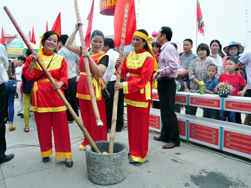 Bên ngoài, việc giã bánh giầy cũng được tiến hành gấp rút.