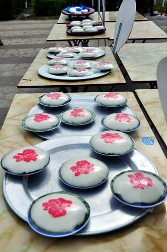 Cho ra những chiếc bánh giầy dẻo thơm và đẹp mắt.