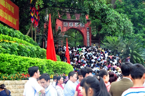 Khách hành hương về với đất Tổ dịp này cũng sẽ không quên mang theo một cặp bánh chưng, bánh giầy về làm quà cho gia đình khi về dự lễ.