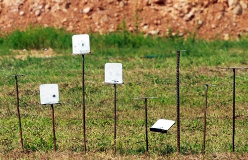 Cự ly bắn từ vị trí của các chiến đấu viên đến mục tiêu là 100 mét.