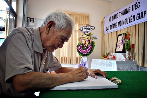 Rất nhiều dòng cảm tưởng chân thành, xúc động dành cho Anh Cả được ghi lại.