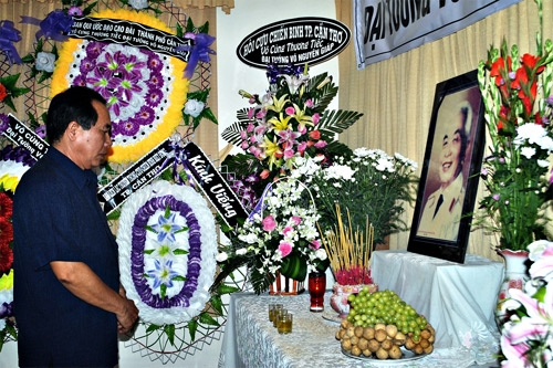 Trung tướng Nguyễn Việt Quân, nguyên Ủy viên Trung ương Đảng, nguyên Chính ủy Quân khu 9 tưởng niệm Đại tướng Võ Nguyên Giáp.