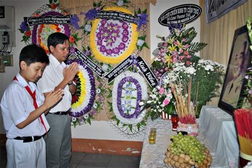 Cha và con, hai thế hệ cùng đến bày tỏ lòng tri ân.