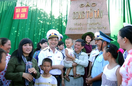 Đồng chí Nguyễn Văn Đua, Phó bí thư Thường trực TP Hồ Chí Minh và Chuẩn đô đốc Đinh Gia Thật, Chính ủy Hải quân với quân dân đảo Song tử Tây.
