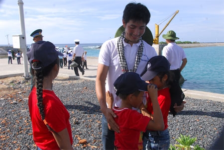 Hai cháu bé xã đảo Song Tử Tây bịn rịn chia tay.