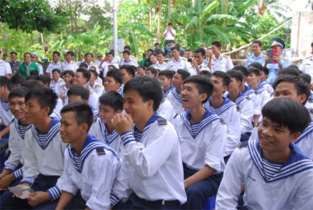 Niềm vui của lính đảo khi xem văn công biểu diễn.