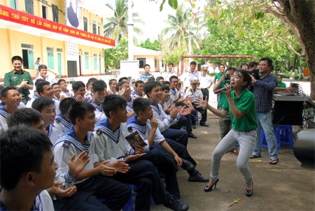 Ca sĩ Tiêu Châu Như Quỳnh biểu diễn phục vụ cán bộ, chiến sĩ đảo Nam Yết.