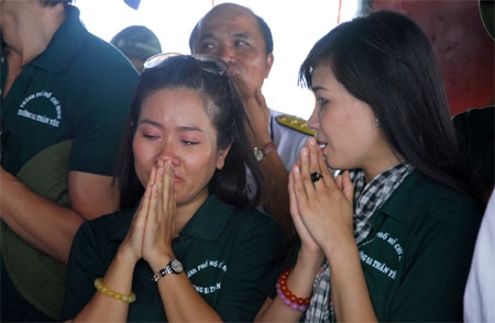 Nghệ sĩ Vân Khánh trước khi chia tay các chiến sĩ nhà giàn DK1.