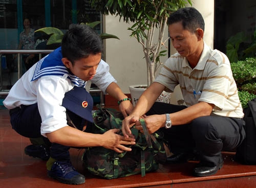 Anh Nguyễn Ngọc Tuyển cùng con trai Nguyễn Ngọc Tiến kiểm tra lại hành trang trước lúc lên đường.