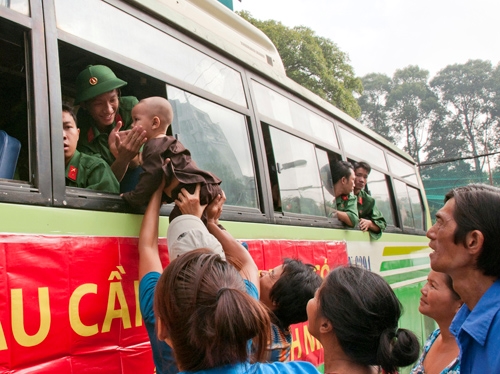 Tiễn anh lên đường tòng quân.
