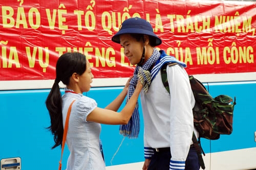 Lưu luyến phút chia tay.