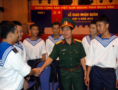 Thượng tá Huỳnh Văn Nhanh, Chỉ huy trưởng Ban CHQS quận 11, TP Hồ Chí Minh động viên, dặn dò thanh niên trước giờ lên đường nhập ngũ.