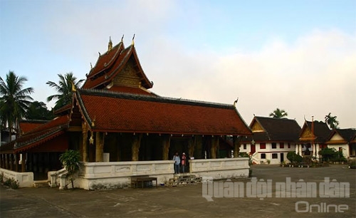 Chùa Wat Mai Suwannaphumaham xây dựng năm 1821