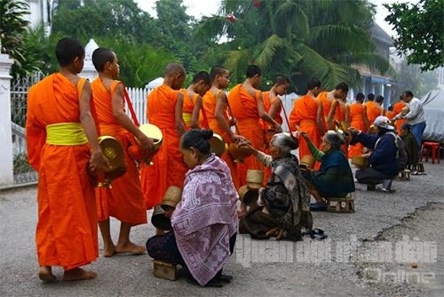 Từng đoàn sư đi khất thực vào buổi sáng sớm.