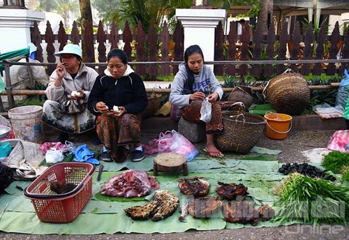 Một góc chợ lá chuối - nơi mọi mặt hàng đều được đặt trên những tấm là chuối.