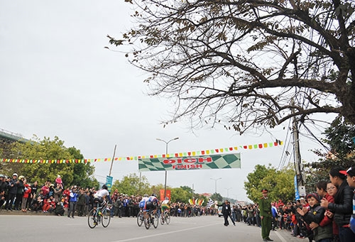 Kết thúc chặng 10, các danh hiệu áo vàng, áo xanh không đổi chủ.