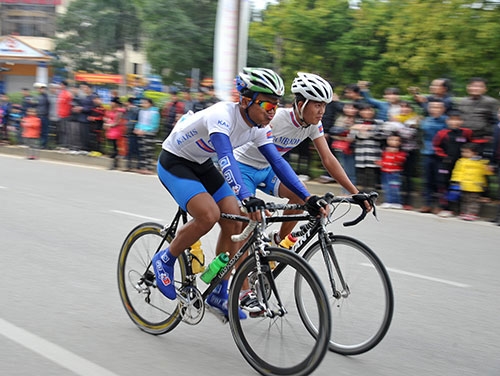 Hai vận động viên Cam-pu-chia song hành về đích.