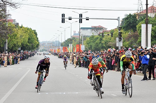 Pha nước rút đầy gay cấn, sau 3 giờ 55 phút 20 giây vận động viên Trần Nguyễn Duy Nhân, đội Quân Đội 2 xuất sắc cán đích đầu tiên.