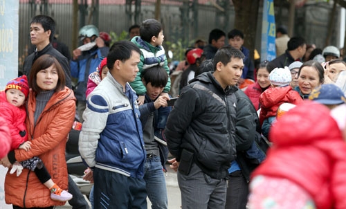 Nhiều em bé cũng tham gia cổ vũ đoàn đua cùng bố mẹ.