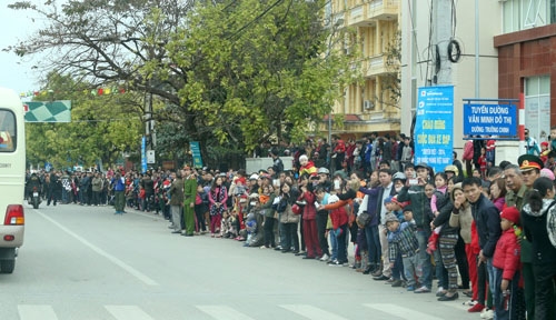 Như những “dòng sông người” trên đường phố.