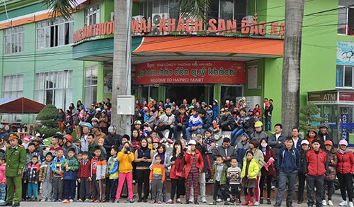 Hàng nghìn người dân thị xã Bắc Kạn đứng kín hai bên đường đón chào đoàn đua về đích.