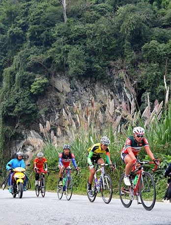 Núi rừng Việt Bắc hùng vĩ nên thơ.