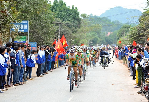 Học sinh Trường Trung học Phổ thông Yên Ninh, tỉnh Thái Nguyên đứng hai bên đường vẫy cờ chào đón đoàn đua đi qua.