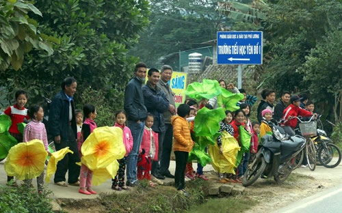 Các em học sinh Trường Tiểu học Yên Đổ I, huyện Phú Lương mang cả hoa lụa ra múa chào đoàn đua.