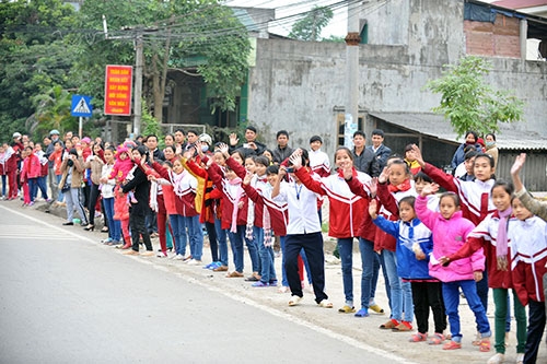 Đua trong cờ hoa rực rỡ.