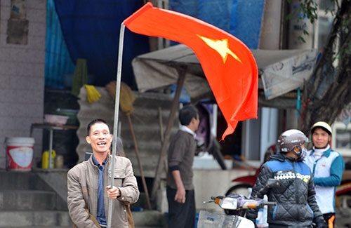 Người hâm mộ TP Thái Nguyên chào đón đoàn đua.