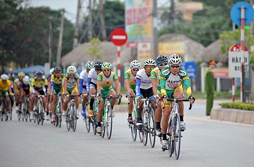 Ê-kíp An Giang- Hạt Ngọc Trời với chiến thuật bảo vệ áo vàng mà cua-rơ Nguyễn Thành Tâm đang sở hữu sau 9 chặng.