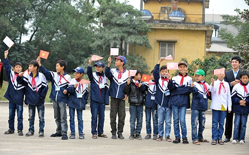 Các em học sinh Phổ Yên (tỉnh Thái Nguyên) chào đón đoàn đua.