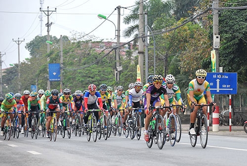 Các vận động viên đeo bám nhau qua địa phận huyện Sóc Sơn.