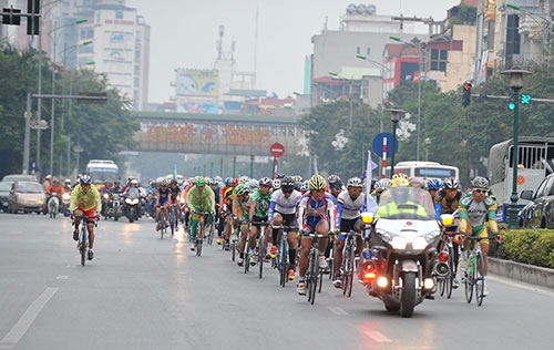 Các vận động viên di chuyển trên đường Nguyễn Văn Cừ, quận Long Biên.