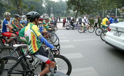 Đoàn đua bắt đầu diễu hành khoảng 8km từ Công viên Lê-nin đến cầu Đông Trù, huyện Đông Anh, thành phố Hà Nội.