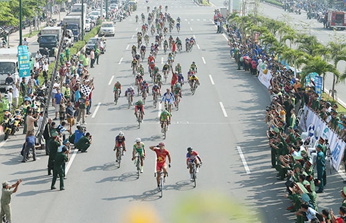 Cua-rơ Trần Văn Quyền đội Quân đội 1 cán đích và giành giải nhất chặng 3.