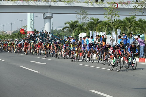Các VĐV bám đuổi nhau quyết liệt trong suốt chặng đua.