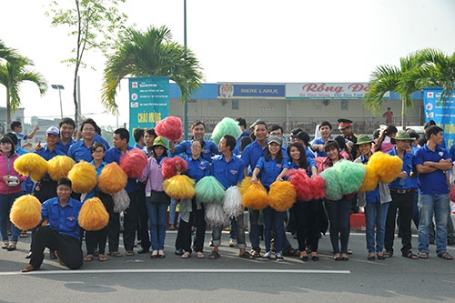 Từ sáng sớm 4-12 đông đảo quân và dân TP Hồ Chí Minh đã đứng kín hai bên đường Phạm Văn Đồng chào đón đoàn đua.