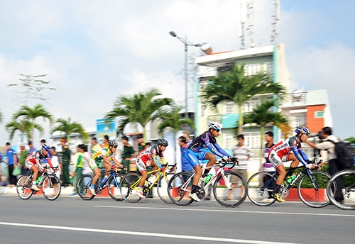 Các cua-rơ bám đuổi nhau quyết liệt.