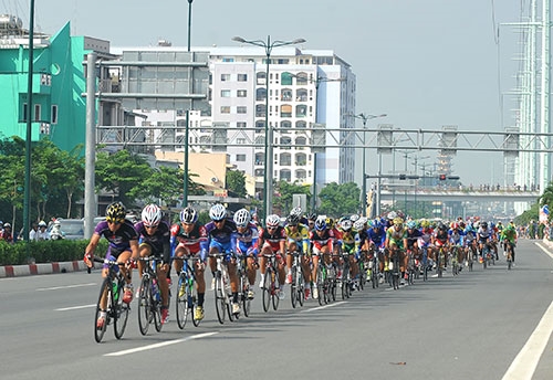 Khoảng cách giữa các tay đua là rất sát nhau.