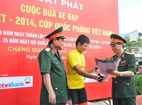 Trung tướng Trần Đơn, Ủy viên Trung ương Đảng, Tư lệnh Quân Khu 7 và Thiếu tướng Phạm Văn Huấn, Bí thư Đảng uỷ, Tổng biên tập Báo QĐND, Trưởng ban Tổ chức cuộc đua trao áo vàng chặng 2 cho vận động viên Huỳnh Mai Duy, đội TP Hồ Chí Minh.