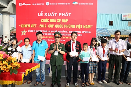 Thiếu tướng Phạm Văn Huấn, Bí thư Đảng uỷ, Tổng biên tập Báo QĐND, Trưởng ban Tổ chức cuộc đua trao 20 suất học bổng, mỗi suất trị giá 5 triệu đồng cho con cán bộ, chiến sĩ trong Lực lượng vũ trang trên địa bàn TP Hồ Chí Minh.