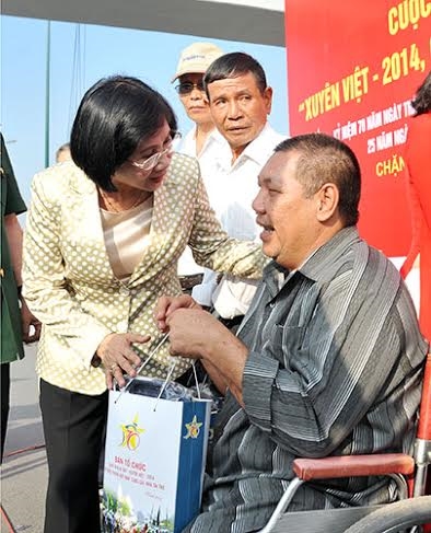 Đồng chí Nguyễn Thị Thu Hà, Ủy viên Trung ương Đảng, Phó Bí thư Thành ủy TP Hồ Chí Minh trao quà cho thương binh tiêu biểu, các gia đình chính sách, quân nhân có hoàn cảnh khó khăn trên địa bàn TP Hồ Chí Minh.