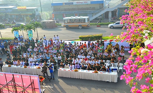 Quang cảnh lễ xuất phát chặng 3 trên đường Phạm Văn Đồng.