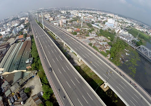 Đường Phạm Văn Đồng thênh thang chào đón các vận động viên tranh tài.