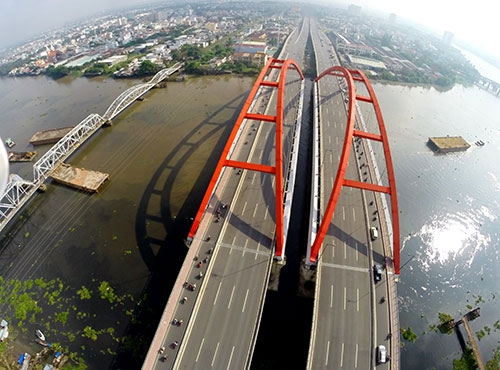 Các cua-rơ vượt cầu Bình Lợi qua sông Sài Gòn.