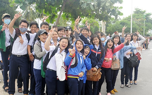 Đông đảo các em học sinh trên địa bàn thành phố Nha Trang cuồng nhiệt đón đoàn đua về đích.