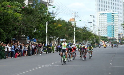 Vận động viên Nguyễn Thành Tâm của đội An Giang-Hạt Ngọc Trời xuất sắc cán đích đầu tiên giành giải Nhất Chặng 4.