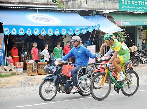 Nắng, nóng nên các vận động viên được bổ sung nước liên tục.